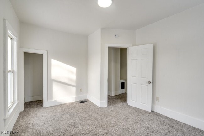 Building Photo - 155 W Walnut St