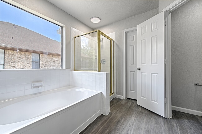 Building Photo - 2038 Biscayne Dr