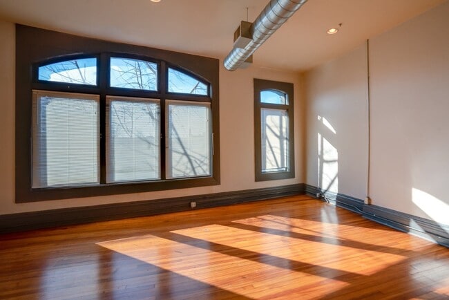 Building Photo - Spacious Newport Loft