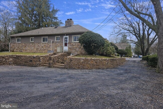 Building Photo - 56 Chapman Ave