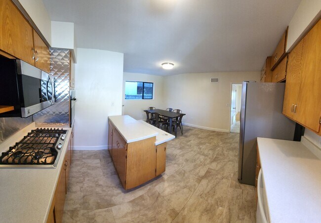 Building Photo - 5 Bedroom 3 bathroom in close proximity to POLY CAMPUS!