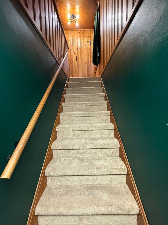 Building Photo - Struthers , 3 bedroom home with full basement and garage.