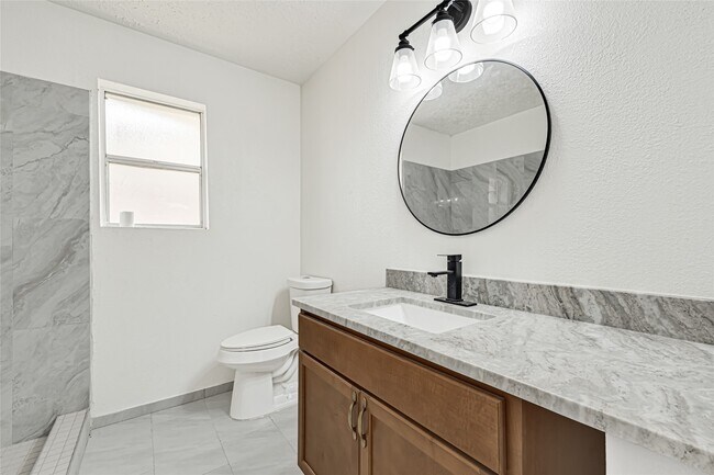 Building Photo - 13327 N Thorntree Dr