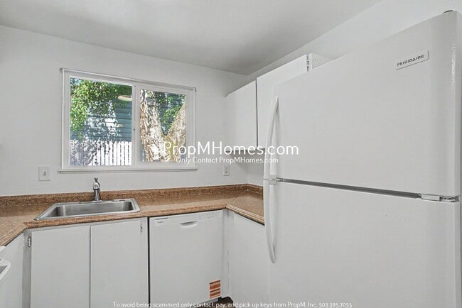 Building Photo - Updated Two Bedroom Duplex in Sellwood - Garage Included!