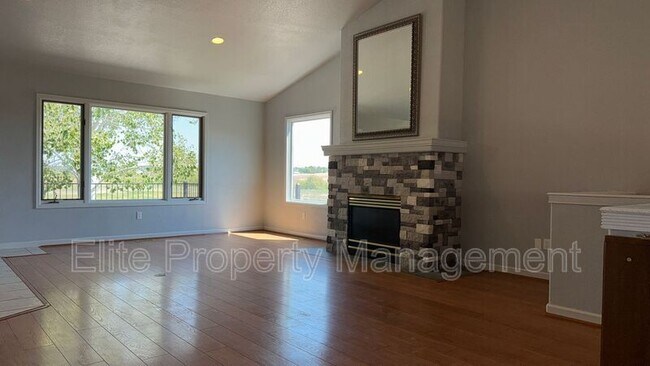 Building Photo - 629 W Kenosha Dr