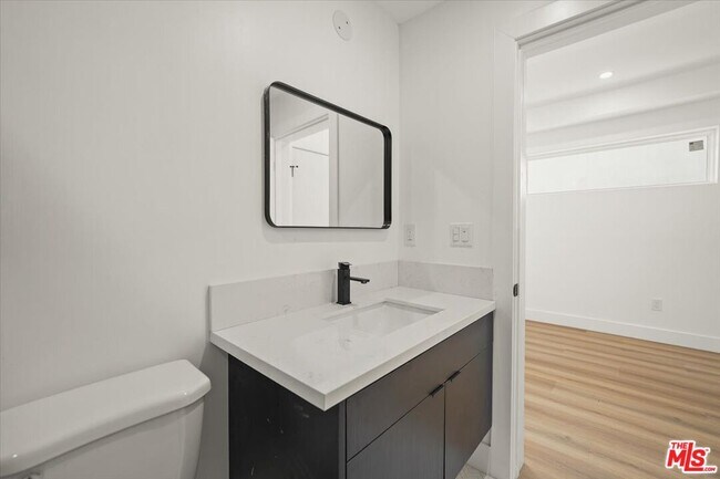 Building Photo - 910 N Hudson Ave