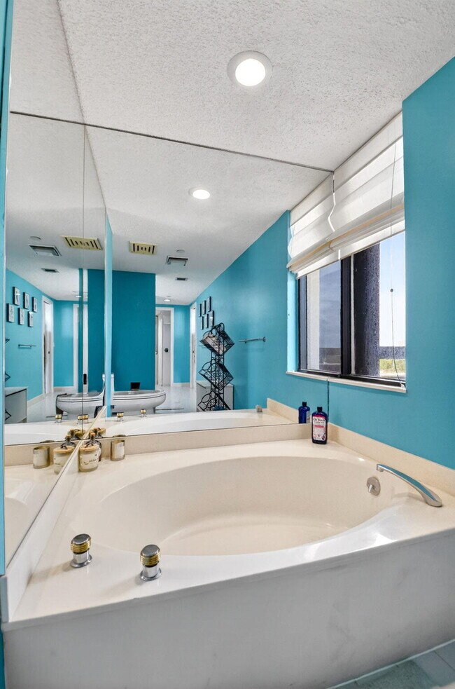 Building Photo - 4100 N Ocean Dr