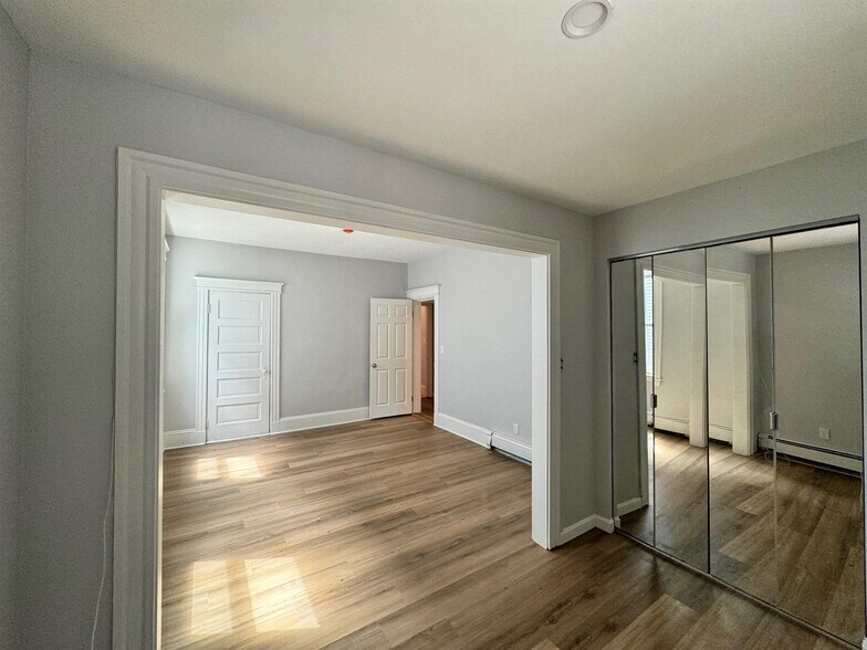 Building Photo - 136 Sharon St