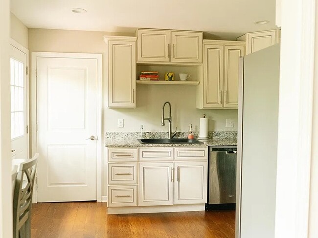 Building Photo - 15 Woodstock Ln