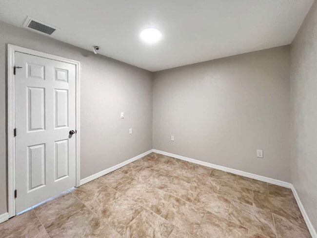 Building Photo - Coastal Comfort Meets Everyday Living – 1B...