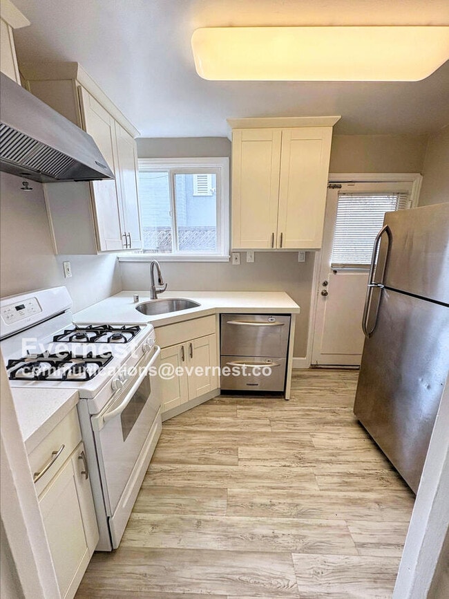 Building Photo - 924 Allerton St