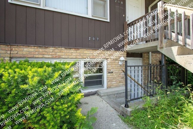 Building Photo - RENT SPECIAL!! - 2 Bedroom, 1 Bath Duplex ...