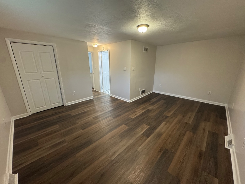 Building Photo - 416 Oak St