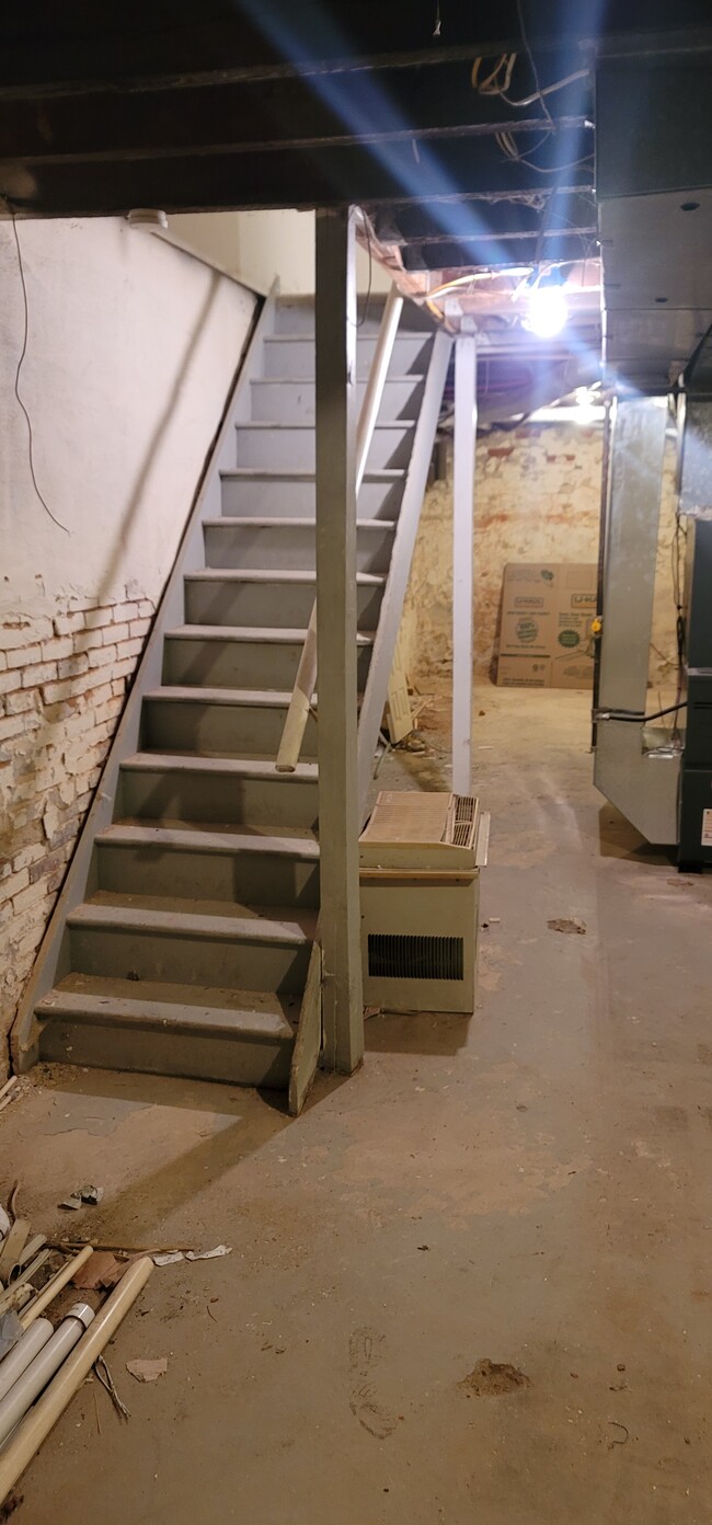 Building Photo - 825 Morrow St
