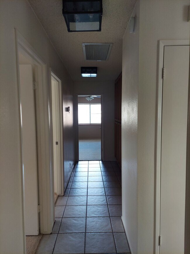 Building Photo - Please Contact VAUGHN REALTY to set up an appointment 760-446-6561