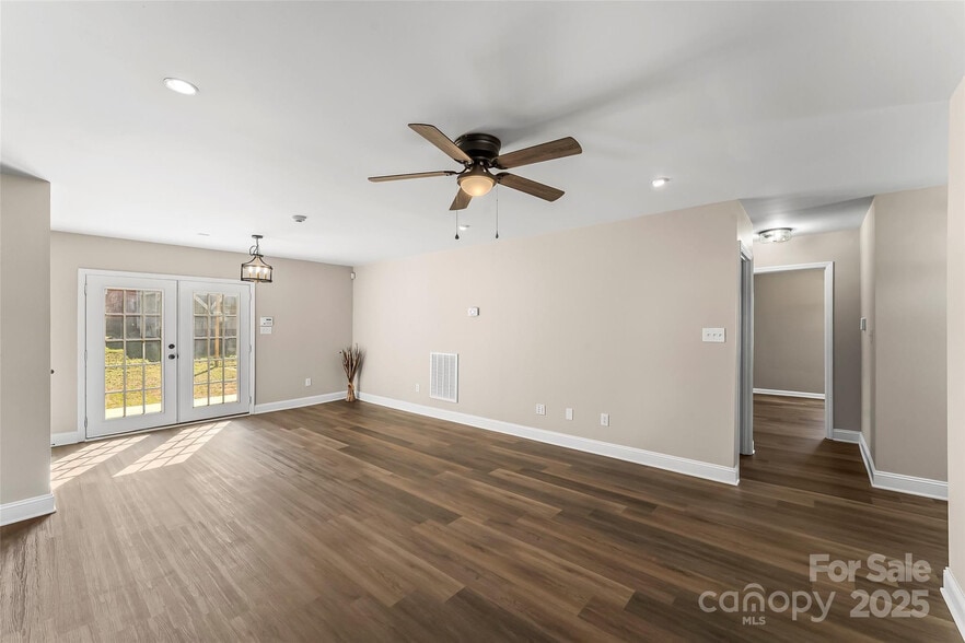 Building Photo - Room in House on E 29th St