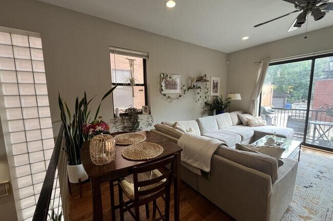 Building Photo - 2151 W. Evergreen-103