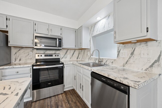 Building Photo - 411 Old Oak Pl