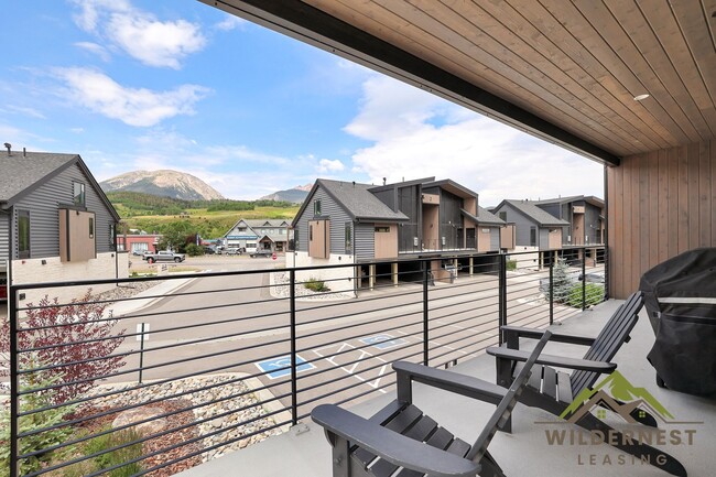 Building Photo - Modern Furnished Condo with Mountain Views...