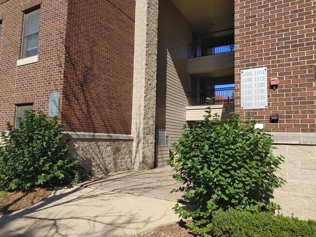 Building Photo - $1,550 | 2 Bedroom, 2 Bathroom Condo | No ...