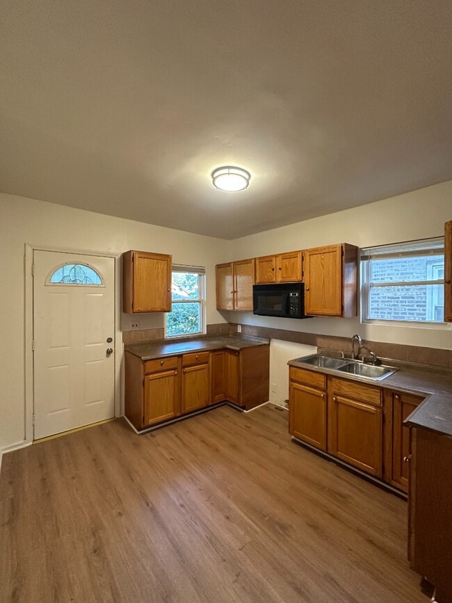 Building Photo - Spacious 4BR/1BA Chicago Brick Home – Fenc...