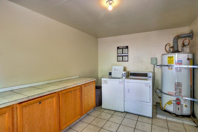 Building Photo - Charming 3 bed / 1 bath Apartment by Downtown