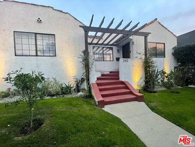 Building Photo - 2102 S Harcourt Ave