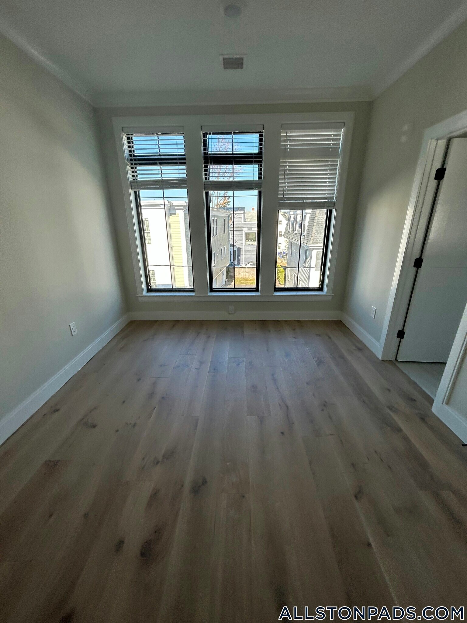 Building Photo - 157 Everett St