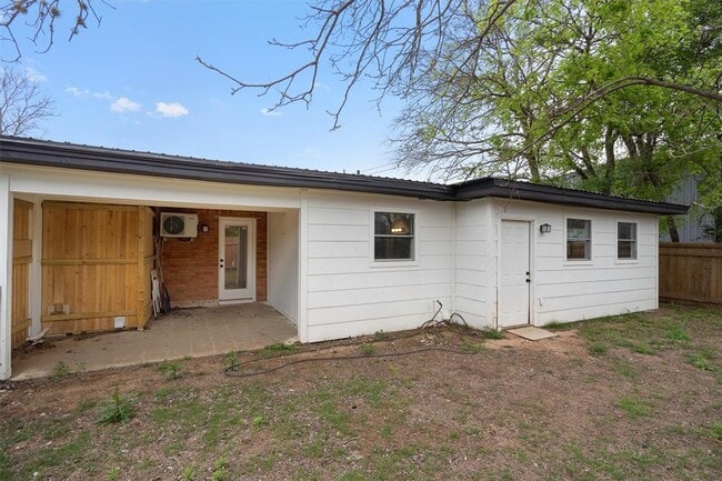 Building Photo - 10205 Old Manchaca Rd