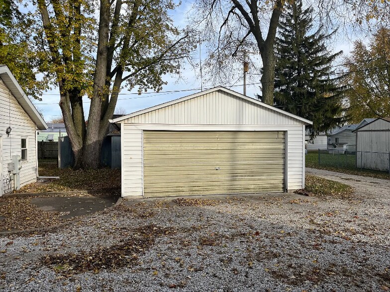 Building Photo - 722 W North St