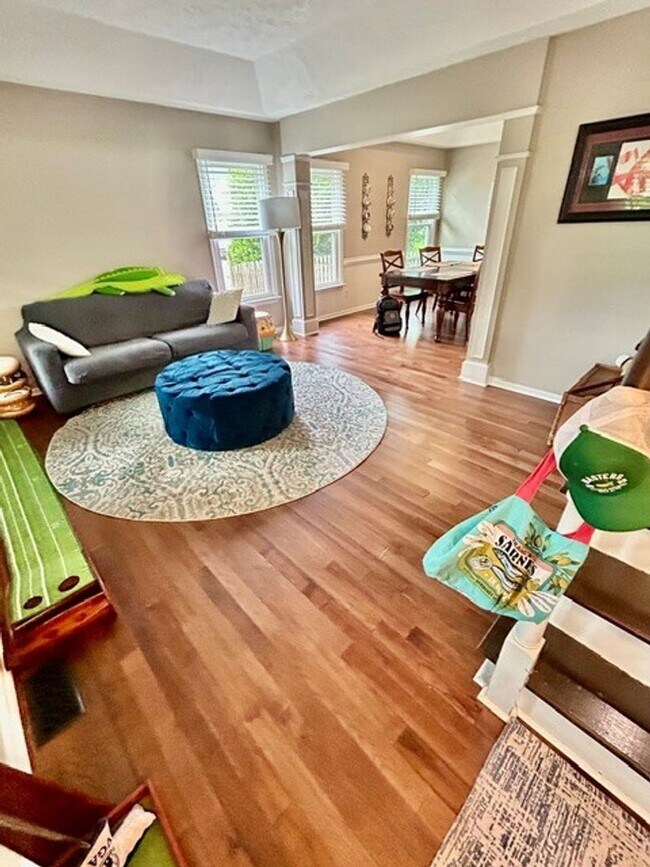 Building Photo - CHARMING HOME IN HIGHLY SOUGHT AFTER NEIGHBORHOOD.