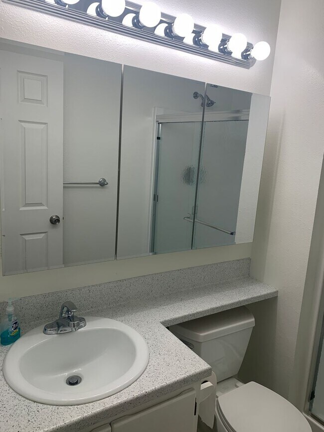Building Photo - ***Newly Renovated Spacious and Bright 3 B...