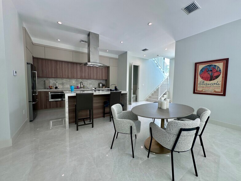 Building Photo - 8410 SW 65th Ave