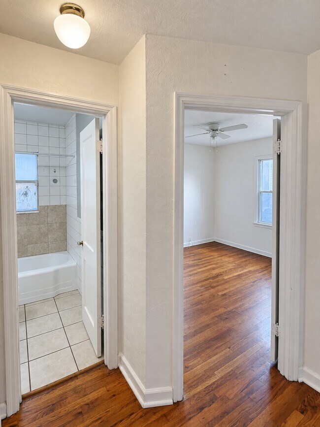 Building Photo - 1114 E Corona St