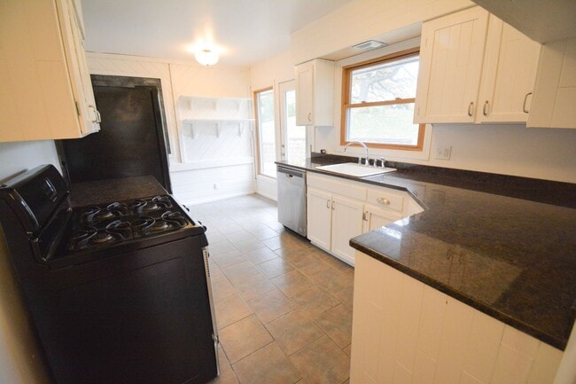 Building Photo - 3-Bedroom Home with Walk-In Closet, Deck & Prime Location Near Shopping