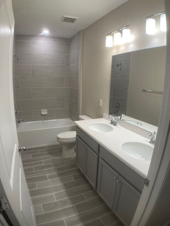 Building Photo - Stylish & Low-Maintenance Living in Oakleaf Community