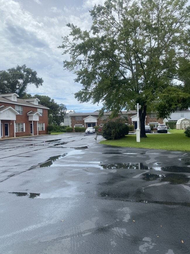 Building Photo - 852 Stonegate Ct