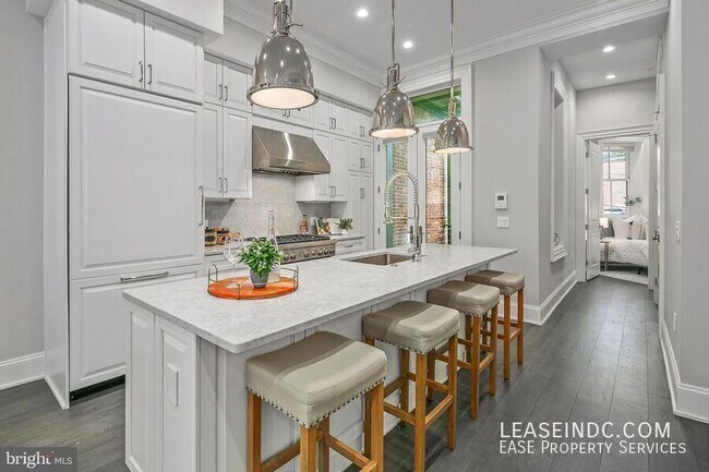 Building Photo - 1330 Vermont Ave NW