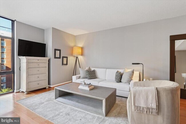 Building Photo - 1021 N Garfield St