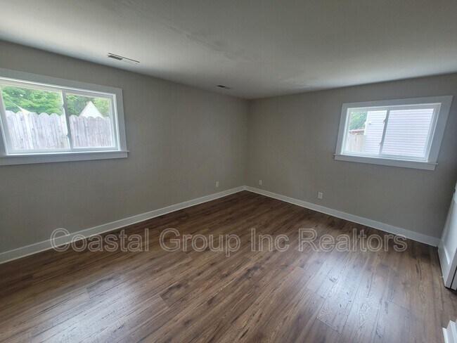 Building Photo - 512 W Farmington Rd