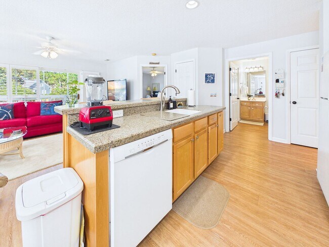 Building Photo - Gorgeous Furnished 2 Bdrm/2 Bath Condo in St James Community!
