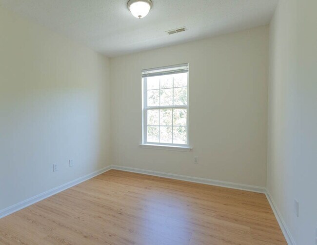 Building Photo - Lovely Townhome in Stone River