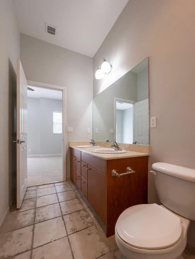 Building Photo - 2343 Vintage Dr