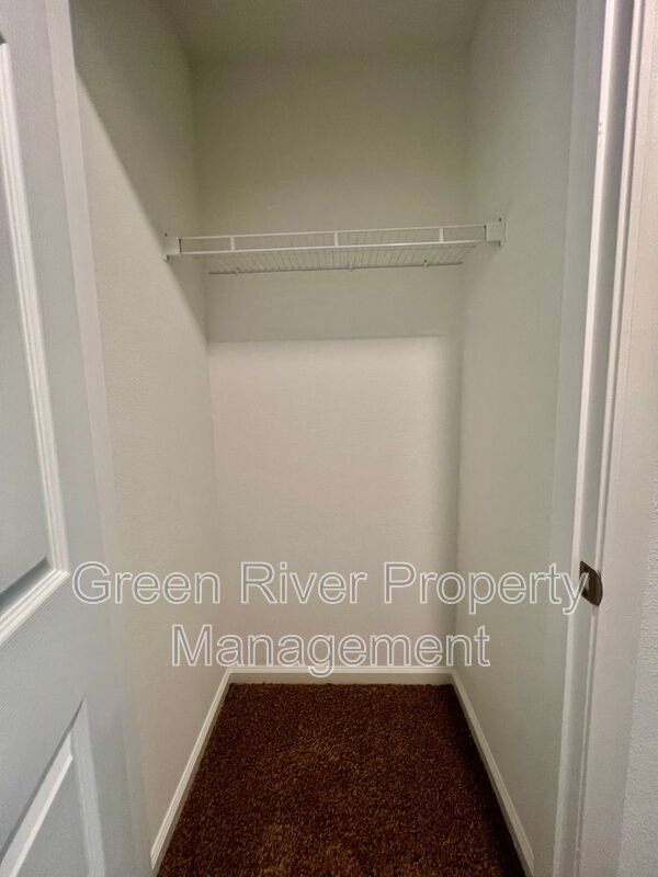 Building Photo - 827 Rivertree Pl