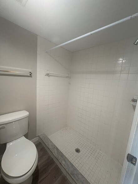 Building Photo - 706 SE 13th Ct