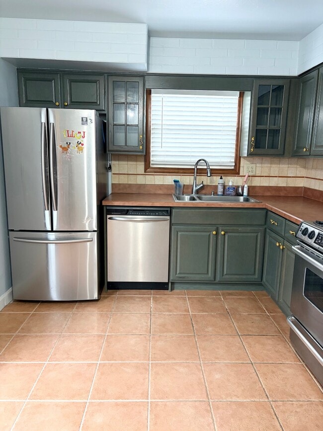 Building Photo - 107 Ebony St