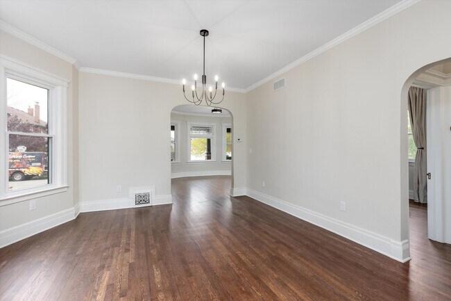 Building Photo - 719 Gladstone Ave