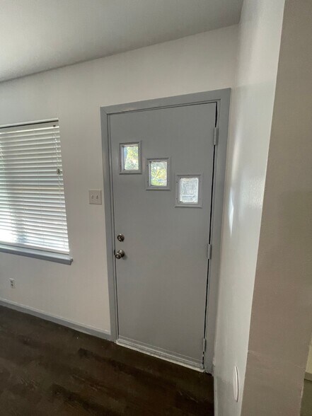 Building Photo - 12035 Sunland St