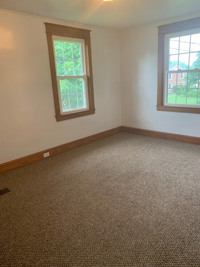 Building Photo - 3 Bedroom 1.5 Bath House, Garage, West York SD