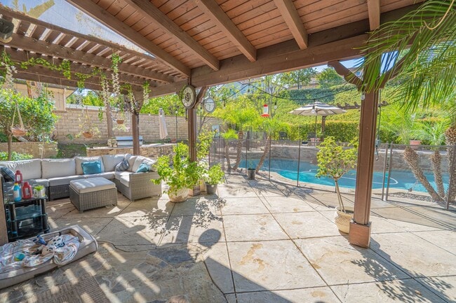 Building Photo - Spectacular 5-Bedroom Home with Private Po...
